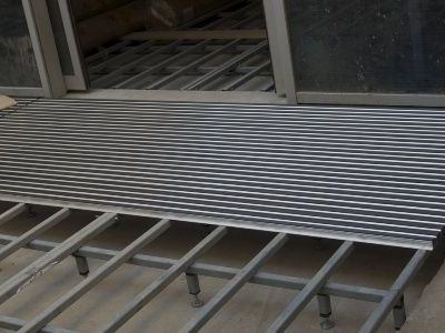 алюминиевая грязезащитная решетка на опорной конструкции